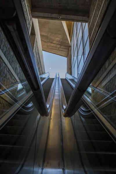 Escadas Rolantes Que Dão Acesso Céu Nos Ensinam Uma Geometria — Fotografia de Stock