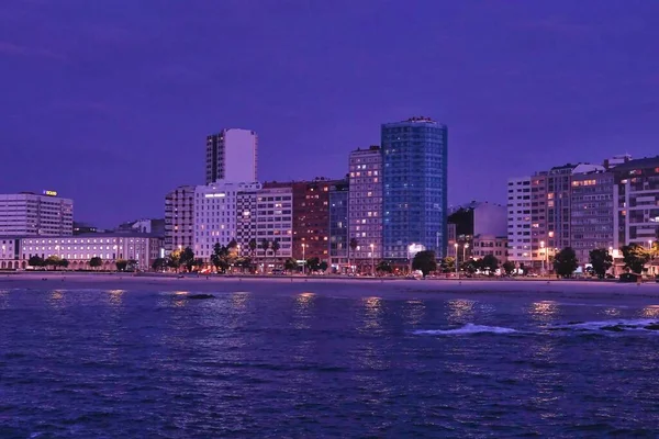 Mar Rodeado Edificios Gran Altura Por Noche Coruña España —  Fotos de Stock