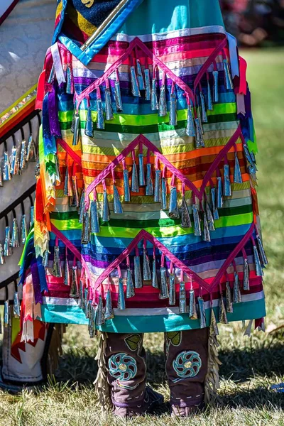 Vertikal Närbild Skott Färgglada Traditionella Kläder Med Grönska Bakgrunden — Stockfoto