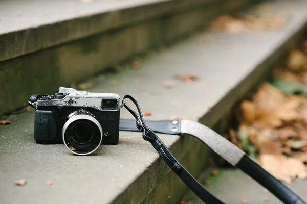 Vintage Retro Kamera Mit Lederarmband Und Herbstlichem Stadthintergrund — Stockfoto