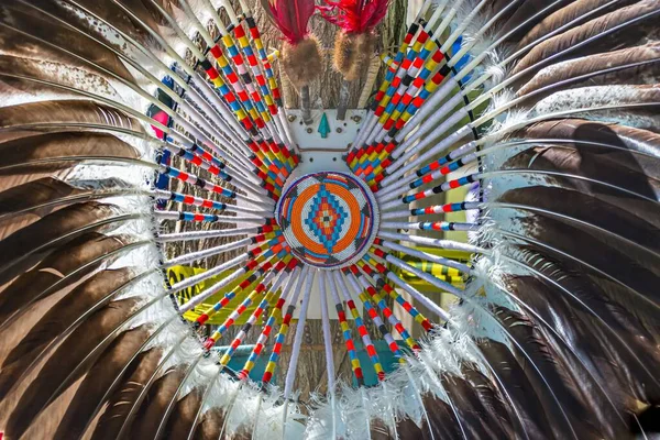 Nahaufnahme Einer Traditionellen Dekoration Mit Federn Und Bunten Perlen — Stockfoto