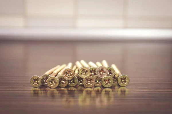 Verschillende Schroeven Bovenop Elkaar Een Houten Tafel — Stockfoto