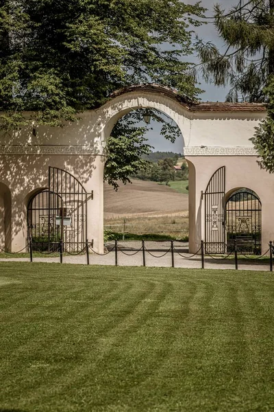 Immagine Ampio Cancello Aperto Parco Con Prato Ben Curato — Foto Stock