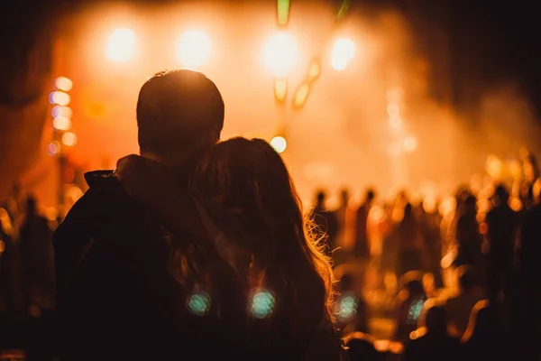 Una Hermosa Toma Una Pareja Durante Concierto —  Fotos de Stock