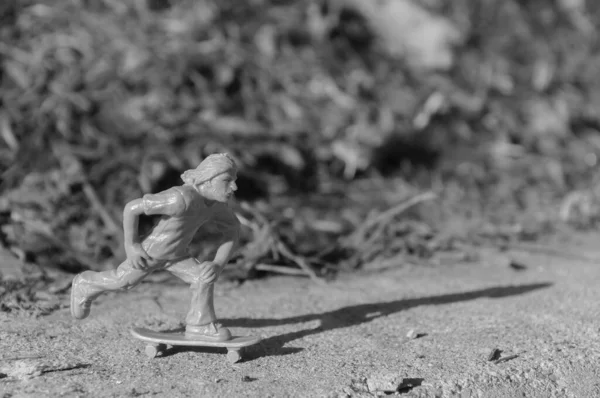 Graustufenaufnahme Einer Skater Figur Auf Dem Boden — Stockfoto