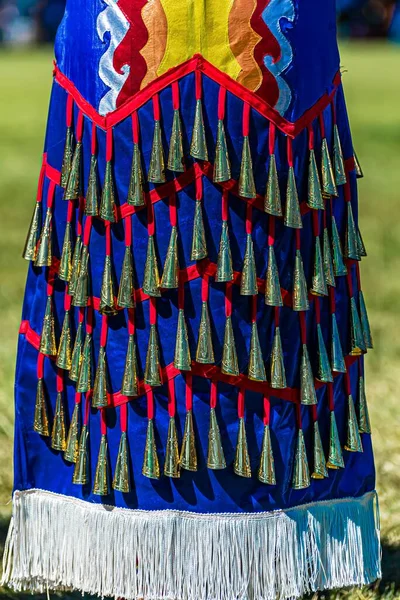 Eine Vertikale Nahaufnahme Bunter Traditioneller Kleidung Mit Viel Grün Auf — Stockfoto
