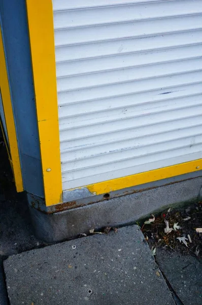 Tiro Vertical Painel Lateral Branco Cercado Por Quadros Amarelos — Fotografia de Stock