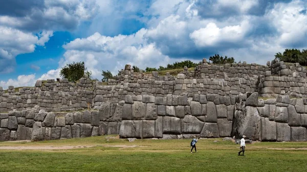 Uma Antiga Parede Pedra Turistas Perto Dela Com Céu Azul — Fotografia de Stock