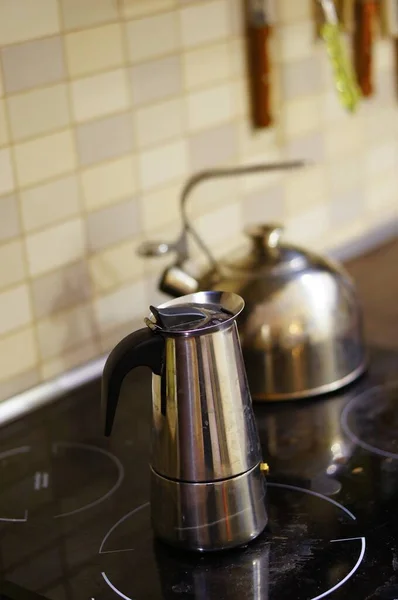 아침에 커피를 끓이기 냄비의 사진에 선택적으로 초점을 맞추고 주전자가 찍는다 — 스톡 사진