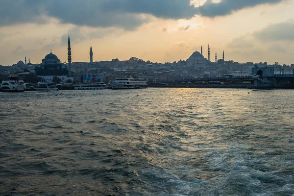 トルコの日没時に海に囲まれたイスタンブールのスカイライン — ストック写真