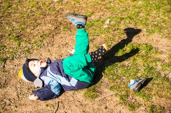 Poznan ポーランド 2020年3月16日 公園で靴を失った少年が地面に横たわっていた — ストック写真