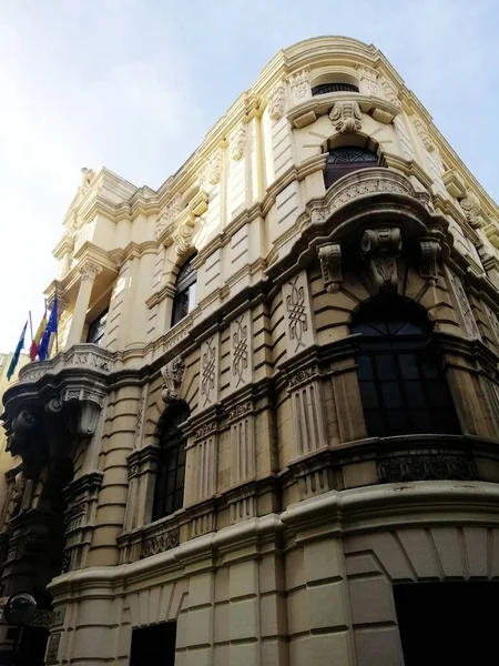 Piękne Ujęcie Starych Zabytkowych Budynków Niebieskim Niebem Tle Kordobie Hiszpania — Zdjęcie stockowe