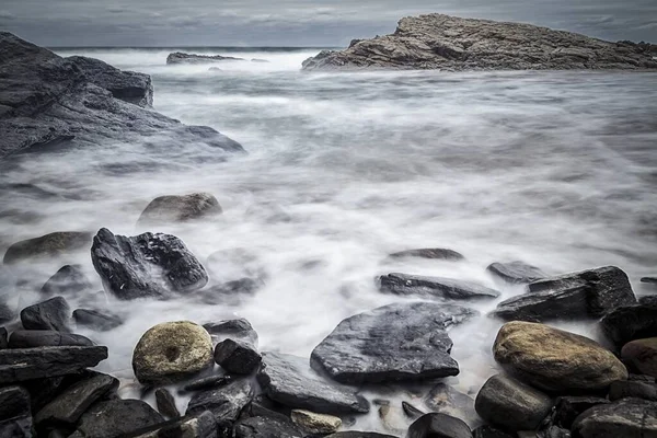 Una Hermosa Toma Rocas Orilla Del Mar Con Cielo Sombrío — Foto de Stock