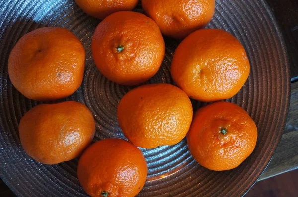 Die Nahaufnahme Von Frischen Orangen Teller Auf Einem Tisch — Stockfoto