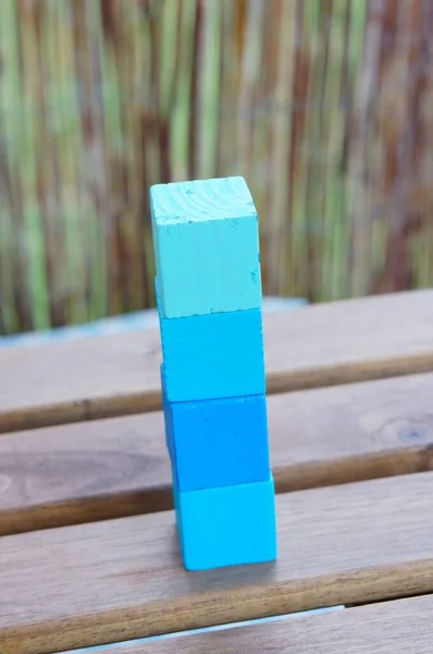 Una Hermosa Toma Los Cubos Azules Uno Encima Del Otro — Foto de Stock