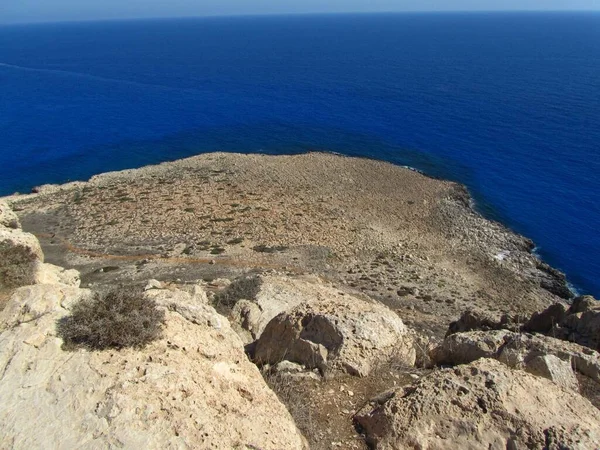 塞浦路斯Ayia Napa海岸白天在阳光下被大海包围 — 图库照片
