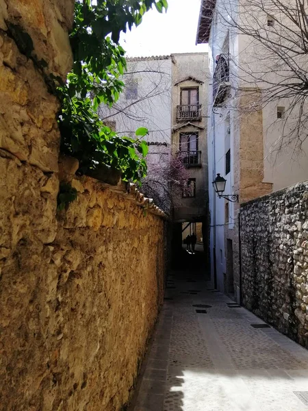 西班牙昆卡一条小巷的美丽景色 这条小巷在蓝天下矗立着古老的建筑 — 图库照片