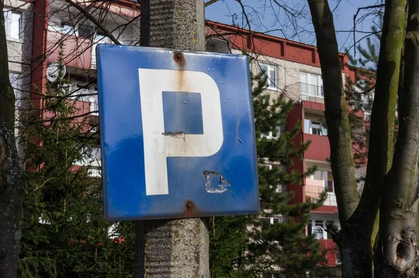 Het Parkeerbord Straat Met Bomen Gebouwen Achtergrond — Stockfoto