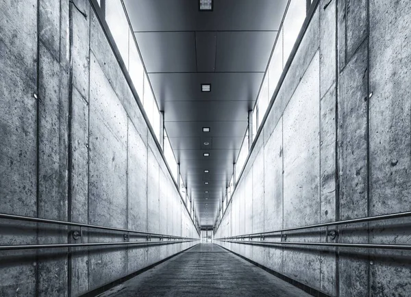 Beton Bir Koridorun Gri Tonlu Görüntüsü — Stok fotoğraf