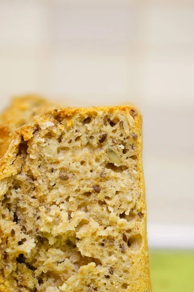 Zbliżenie Ujęcia Plasterka Chleba Dietetycznego Stole Kuchennym — Zdjęcie stockowe