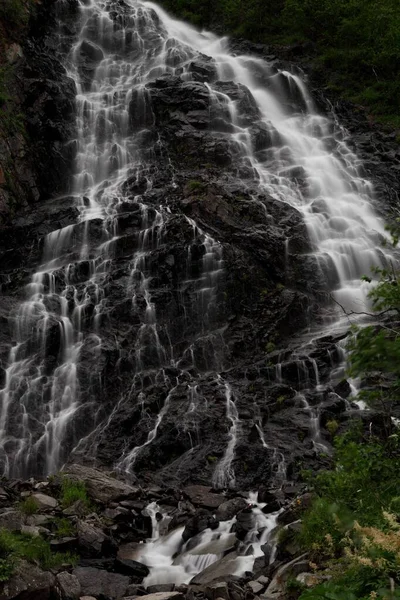 阿拉斯加高山上美丽瀑布的垂直镜头 — 图库照片