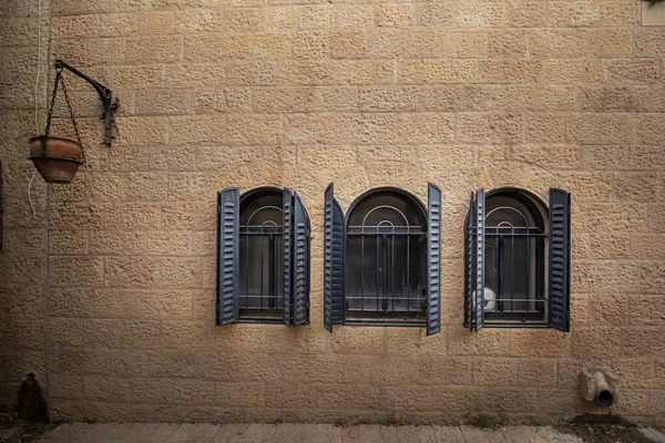 Srail Eski Kudüs Şehrindeki Ağaç Pencerelerini Açıyor — Stok fotoğraf