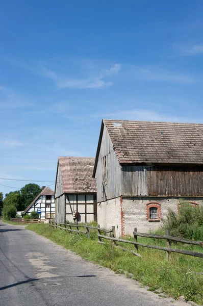 Las Antiguas Casas Madera Cerca Carretera Bajo Cielo Azul —  Fotos de Stock