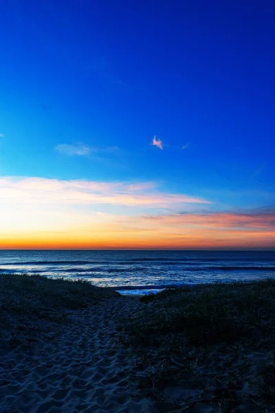Вертикальный Снимок Пляжа Северный Вход Голубым Небом — стоковое фото