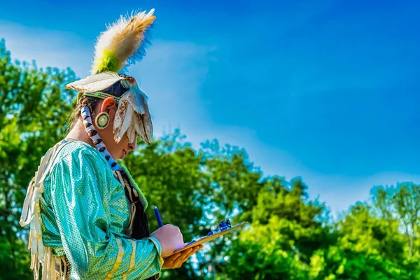 Eine Nahaufnahme Des Kopfes Einer Person Einem Traditionellen Indianisch Amerikanischen — Stockfoto