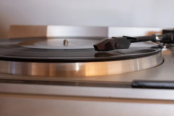 Flachbild Einer Patrone Einem Tragbaren Grammophon Mit Unscharfem Hintergrund — Stockfoto