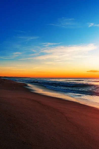 Вертикальный Снимок Северного Входного Пляжа Рассвете Голубым Небом — стоковое фото