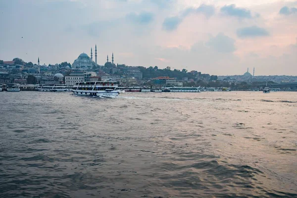 Bosporen Som Omger Istanbul Molnig Himmel Kvällen Turkiet — Stockfoto