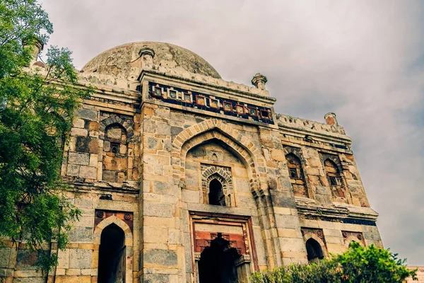 ภาพท สวยงามของสวน Lodhi ในเดล นเด ยใต องฟ าเมฆ — ภาพถ่ายสต็อก