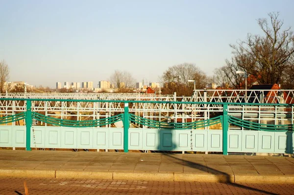 Een Reling Een Trottoir Een Park Met Bomen Achtergrond — Stockfoto