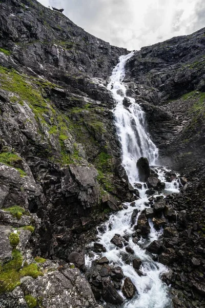 Μια Κάθετη Βολή Του Καταρράκτη Stigfossen Στη Νορβηγία Trollstigen Δρόμο — Φωτογραφία Αρχείου