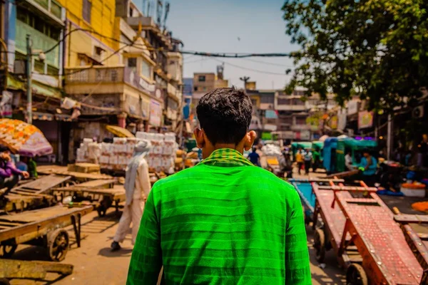 Primer Plano Enfoque Selectivo Hombre Con Una Camisa Verde Caminando —  Fotos de Stock