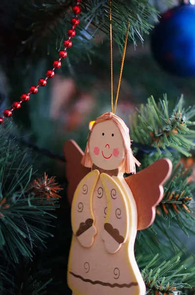 Een Close Shot Van Een Houten Engel Ornament Opknoping Een — Stockfoto