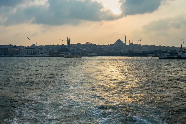 Die Skyline Von Istanbul Umgeben Vom Meer Während Des Sonnenuntergangs — Stockfoto