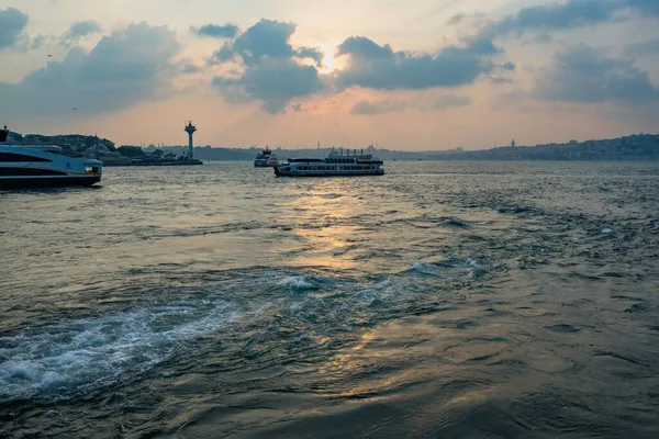 Statki Bosforze Otoczone Stambułem Podczas Zachodu Słońca Turcji — Zdjęcie stockowe