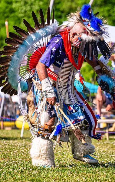 Vertikal Närbild Skott Person Färgstark Traditionell Indisk Amerikanska Festliga Regalier — Stockfoto