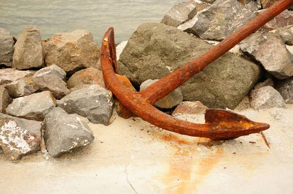 Primer Plano Ancla Oxidada Puesta Las Rocas — Foto de Stock