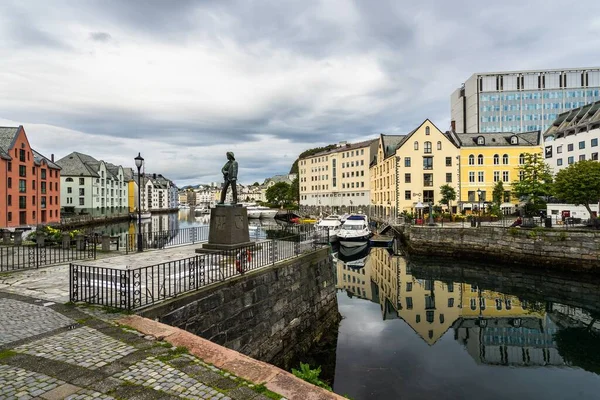 Porto Interno Alesund Com Edifícios Que Refletem Canal Brosundet Estátua — Fotografia de Stock