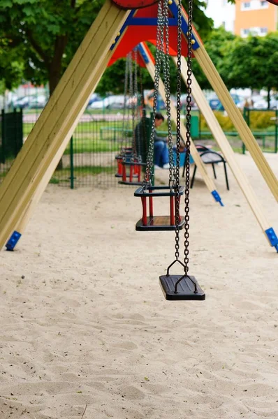 公園で子供のスイングの垂直ショット — ストック写真