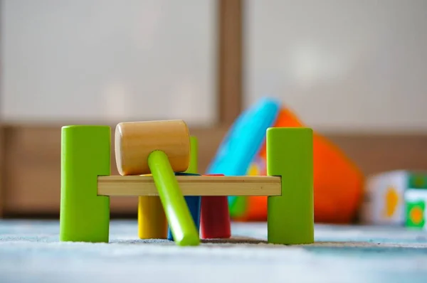 床に木製のカラフルなハンマーのおもちゃの美しいショット — ストック写真