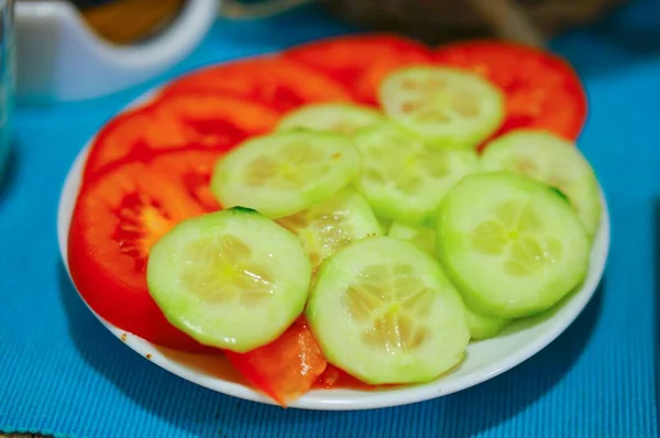 Ein Selektiver Fokusschuss Von Gurken Und Tomatenscheiben Auf Einem Weißen — Stockfoto