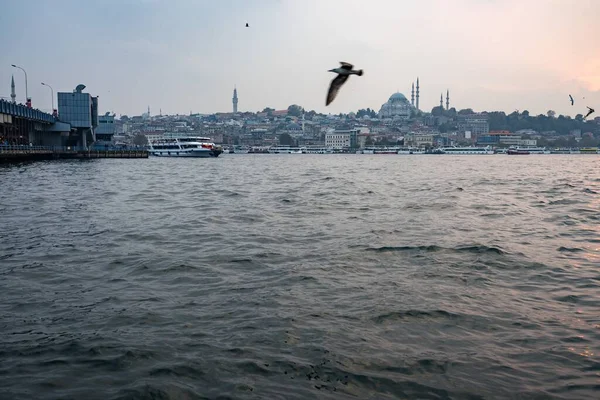 Isztambuli Épületeket Körülvevő Boszporusz Törökországi Naplemente Idején — Stock Fotó