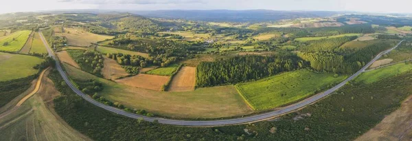 Una Toma Panorámica Aérea Una Carretera Medio Campos Hierba Con —  Fotos de Stock