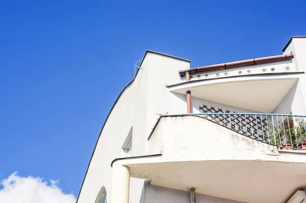 Низкий Угол Съемки Балкона Квартиры Против Ясного Голубого Неба — стоковое фото