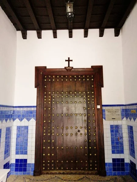 Деревянная Дверь Религиозного Здания Крестом Вершине Украшена Мозаикой Кордове Испания — стоковое фото