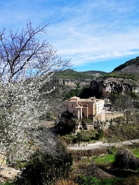 Μια Όμορφη Φωτογραφία Από Κρεμαστά Σπίτια Στο Γκρεμό Μια Ηλιόλουστη — Φωτογραφία Αρχείου